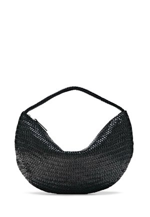 Schwarze, gewebte Ledertasche in Mondsichelform mit einem einzelnen geflochtenen Griff und Reißverschluss oben.