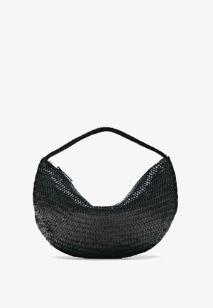 Zwarte geweven lederen handtas in halve maanvorm met een enkele gevlochten handgreep en een ritssluiting bovenaan.