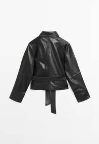 Černá kožená bunda s páskem v pase, dlouhými rukávy a límcem. Vyznačuje se hladkou texturou a přiléhavým střihem, který ukazuje detaily šití.