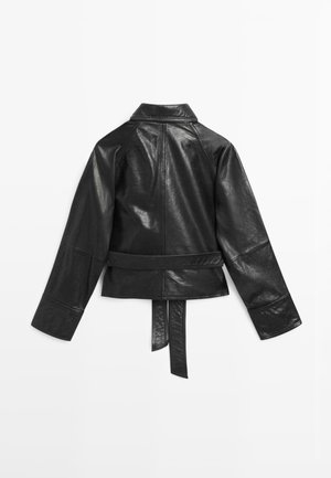 Czarna skórzana kurtka z paskiem w talii, długimi rękawami i kołnierzem. Posiada gładką fakturę i dopasowany krój, eksponujący detale szwów.