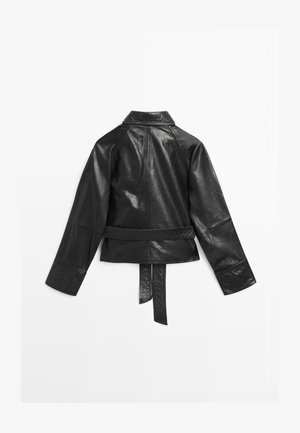 Czarna skórzana kurtka z paskiem w talii, długimi rękawami i kołnierzem. Posiada gładką fakturę i dopasowany krój, eksponujący detale szwów.