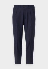 Granatowe spodnie wykonane z teksturowanego materiału, o luźnym kroju, z dwoma plisami z przodu, paskiem z szlufkami i pojedynczym zapięciem na guzik.