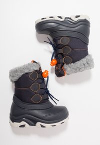 Botas de invierno impermeables en azul marino con ribete de piel sintética gris, detalles en naranja y suela de goma texturizada. Diseño con cordones y cierres de botón deslizante.