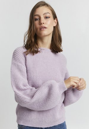 Lyse lilla strikket sweater med ribbet tekstur, afslappet pasform og brede ærmer. Har en rund halsudskæring og et ensfarvet design.