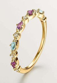 Anillo de oro con gemas en corte marquesa alternando en púrpura, azul claro y transparente. Banda metálica lisa, con un perfil ligeramente redondeado.