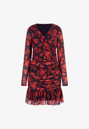 Granatowa sukienka z długimi rękawami i kopertowym fasonem, ozdobiona czerwonymi kwiatowymi wzorami i marszczeniem w talii, zakończona falbaną na dole.