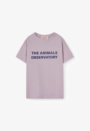 Levandulové tričko s krátkým rukávem z bavlny, s kulatým výstřihem, s výrazným námořnickým textem: "THE ANIMALS OBSERVATORY" na přední straně.