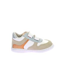 Basket légère en mélange de daim et cuir beige, blanc et orange. Présente deux bandes Velcro et une semelle en caoutchouc blanc texturé.