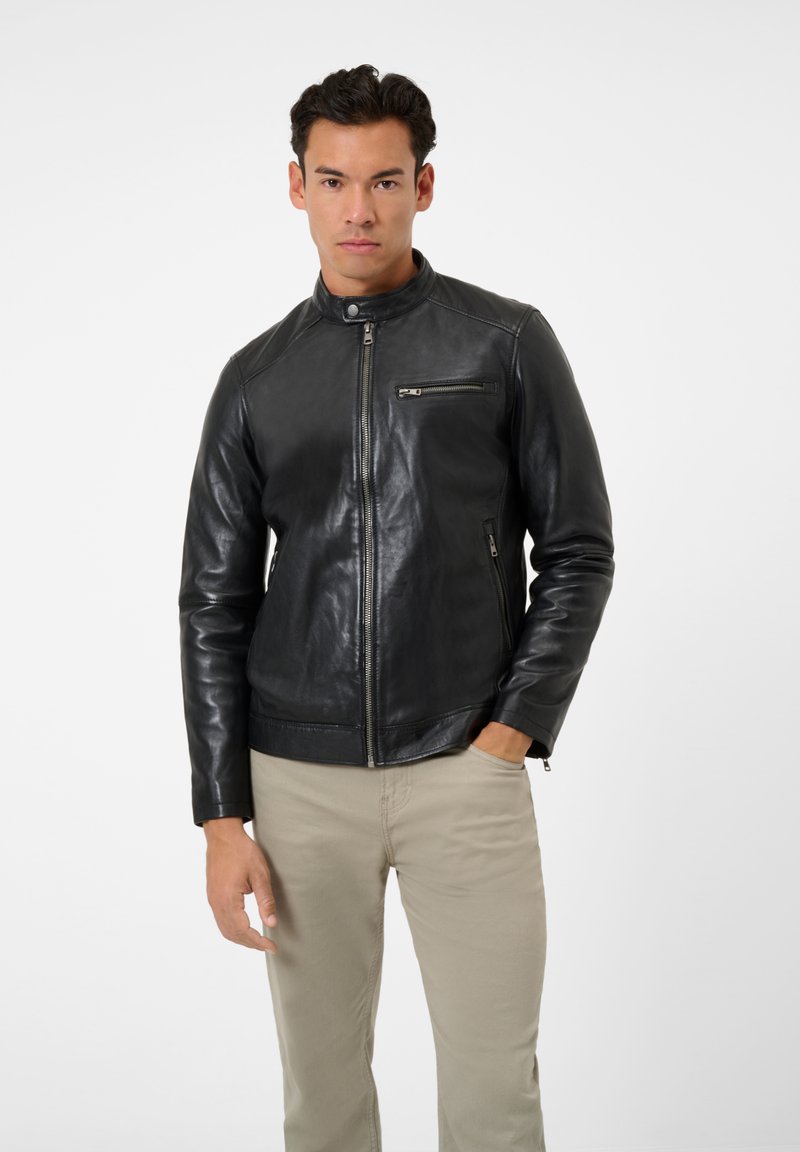 Schwarze Leder-Motorradjacke mit Reißverschluss vorne, Stehkragen und Seitentaschen; verfügt über eine einzelne Reißverschlusstasche auf der Brust.