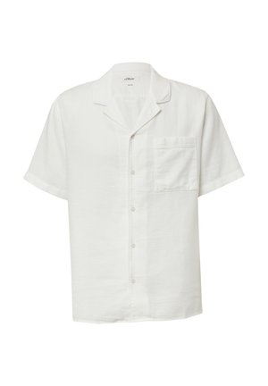Biała koszula z krótkim rękawem na guziki, wykonana z lekkiego materiału, ma kieszeń na piersi oraz dekolt w kształcie litery V.