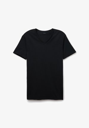 Schwarzes V-Ausschnitt-T-Shirt aus weichem Baumwollstoff, mit kurzen Ärmeln und einer lockeren Passform. Glatte Textur ohne Muster oder Akzente.