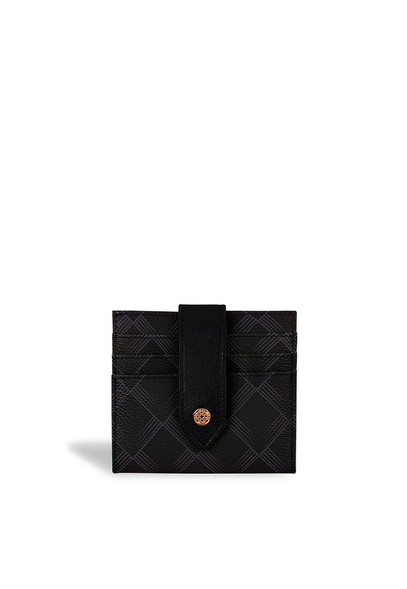 Zwarte leren creditcardhouder met een gestructureerde afwerking, voorzien van een geometrisch patroon, een sluiting met een knop aan de voorkant en meerdere kaartsleuven.