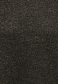 Tissu en laine gris foncé avec un motif tricoté texturé montrant des fibres fines et une surface douce.