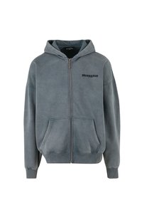 Grå zip-up hættetrøje med en blød tekstur, kængurulommer og snor i hætten. Har et sort broderet logo på venstre bryst.