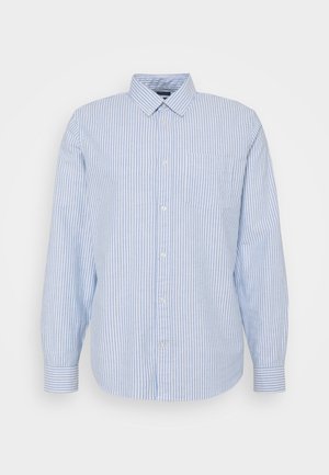 Błękitno-biała koszula na długi rękaw w pionowe paski, z kołnierzykiem i kieszenią na piersi.