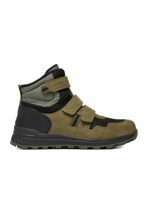 Wysokie buty outdoor w kolorze oliwkowej zieleni i czerni, z trzema regulowanymi paskami i solidną podeszwą do wędrówek lub noszenia na co dzień.