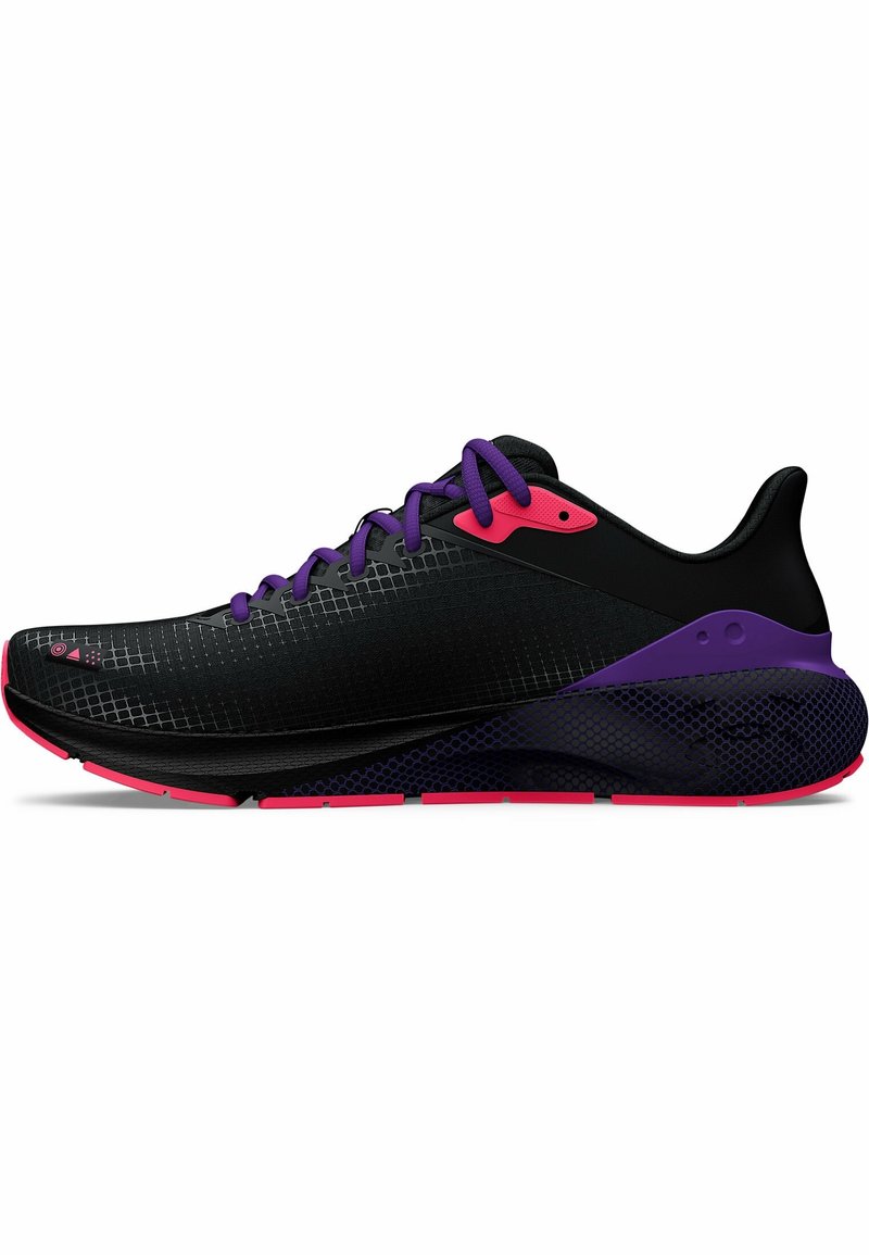 Chaussure de sport noire avec lacets violets, œillets roses et semelle texturée violette et rose.