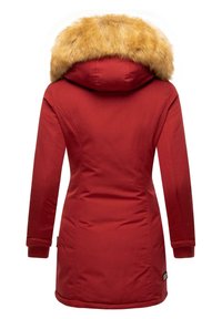 Sarkans parka mētelis ar vilnas oderi kapucē. Iezīmē garas piedurknes, ribotas aproces un taisnu apakšmalu. Gluda ārējā virsma, izolēta siltumam.