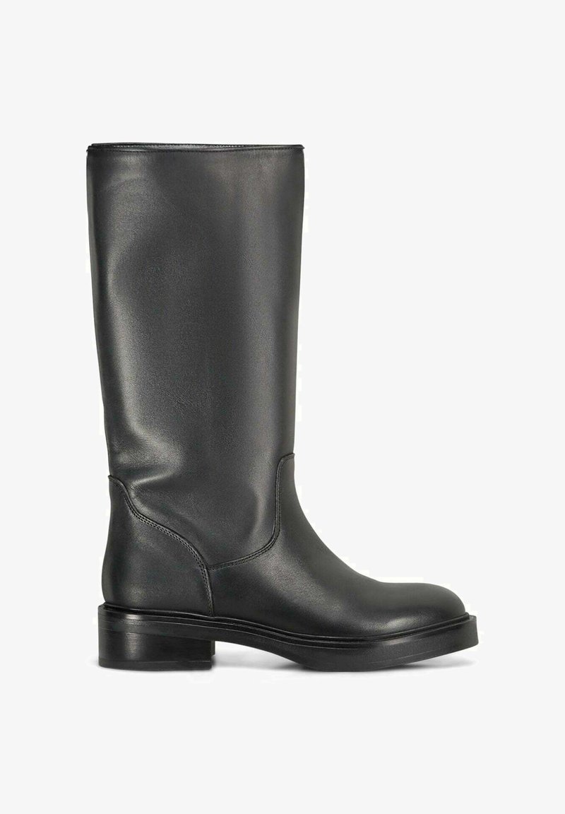 Bottes noires en cuir hautes avec une finition lisse, bout rond et un petit talon carré. Détails de couture sur les côtés et design minimaliste.