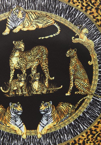 Țesătură neagră cu un design detaliat de tigri și leoparzi în nuanțe de portocaliu și galben, cu accente de aur și un model îndrăzneț.