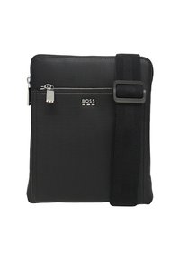 Borsa a tracolla nera in nylon con tasca con zip, cinturino regolabile e hardware argentato. Presenta il logo del marchio in rilievo sul davanti.