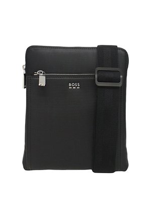 Borsa a tracolla nera in nylon con tasca con zip, cinturino regolabile e hardware argentato. Presenta il logo del marchio in rilievo sul davanti.