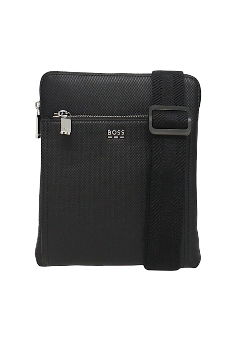 Borsa a tracolla nera in nylon con tasca con zip, cinturino regolabile e hardware argentato. Presenta il logo del marchio in rilievo sul davanti.