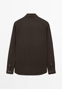 Camicia marrone scuro a maniche lunghe con polsini abbottonati vista da dietro, caratterizzata da un colletto classico e tessuto semplice e liscio.