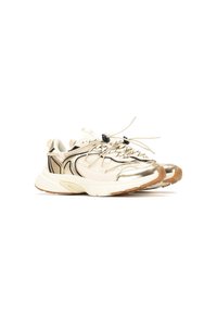 Baskets de sport avec un mélange de mesh beige et d'accents métalliques dorés, semelle en caoutchouc, détails noirs et lacets élastiques avec régulateur à molette.