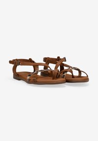 Sandalias de cuero marrón con correas cruzadas, hebillas ajustables y suela plana. Incluye un acento de estampado de leopardo en las correas laterales.