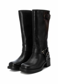 Botas de cuero negras hasta la rodilla con puntera redondeada, amplia correa y detalle de hebilla, acabado texturizado y tacón bajo y grueso.
