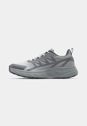 Leichte Laufschuhe in Grautönen, mit einem Mesh-Obermaterial, verstärktem Zehenbereich, strukturiertem Boden und reflektierenden Akzenten für bessere Sichtbarkeit.