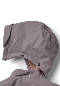 Pelēka kapuce ar mīkstu flīsa oderi. Ir arspiedpogas aizdare un unikāls dubultslāņa kapuces dizains papildu siltumam un aizsardzībai.