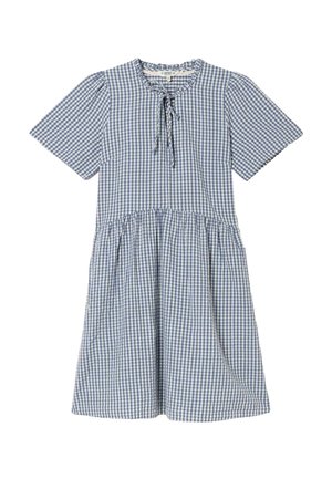 Kék-fehér kockás, rövid ujjú ruha, húzott szoknyával és kerek nyakkivágással, amely apró megkötővel díszített.