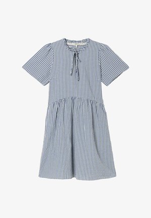 Kék-fehér kockás, rövid ujjú ruha, húzott szoknyával és kerek nyakkivágással, amely apró megkötővel díszített.