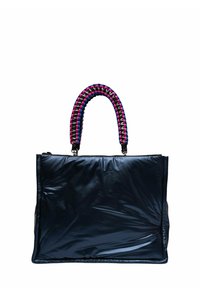 Sac fourre-tout rembourré noir avec une finition texturée, doté de poignées tressées multicolores. Forme carrée avec des coins renforcés et une surface brillante.