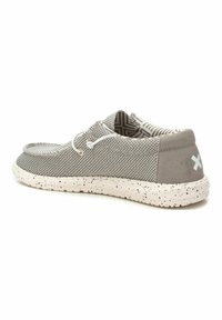 Zapatillas de malla grises con acentos blancos, que cuentan con un tejido texturizado, diseño de cordones y una suela moteada para un detalle adicional.