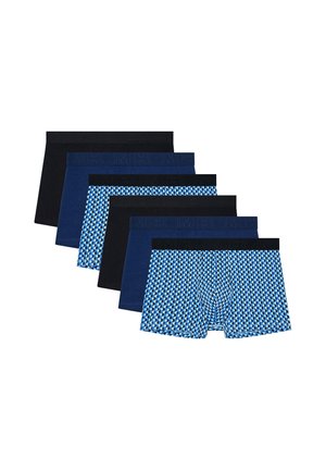 Sześć męskich bokserek w rzędzie, w jednolitym czarnym, jednolitym granatowym i niebieskim wzorzystym wzorze z czarnymi lub granatowymi ściągaczami w pasie.
