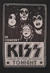Schwarzes Konzert-T-Shirt mit vintage-weißer Druckgrafik von vier Personen mit Gesichtsmalerei, dazu der Schriftzug "KISS IM KONZERT HEUTE ABEND" und Sternakzenten.