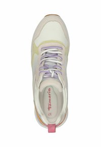 Scarpa atletica leggera in bianco e tonalità pastello, con una tomaia texturizzata, lacci lavanda e una linguetta posteriore rosa; logo all'interno.