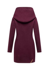 Manteau à capuche ajusté à manches longues de couleur bordeaux avec "MARIKOO" embossé sur la capuche et une petite étiquette marron près de l'ourlet à l'arrière.