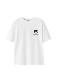Camiseta de algodón blanca con escote redondo, mangas cortas y un logo negro de yin-yang con el texto "BALANCE" en el lado izquierdo del pecho.