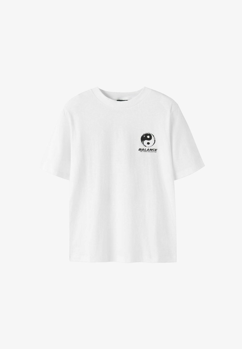 Weißes Baumwoll-T-Shirt mit rundem Ausschnitt, kurzen Ärmeln und einem schwarzen Yin-Yang-Logo mit dem Text "BALANCE" auf der linken Brust.