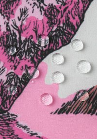 Tkana tkanina w różowo-czarnym wzorze z rozproszonymi przezroczystymi kroplami wody, podkreślająca teksturę i szczegóły materiału.