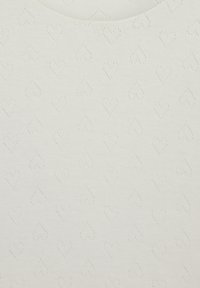 Gaiši krēma pārstrādāta auduma, kas raksturojas ar smalku sirds motīvu nedaudz tumšākā tonī. Auduma virsma ir gluda ar nelielu elastību.