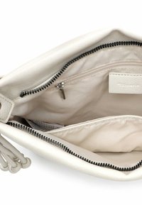 Wnętrze torby z kości słoniowej wykonanej ze skóry, z zamkiem błyskawicznym, wyposażone w oddzielną kieszeń na zamek oraz gładką podszewkę z tkaniny. Regulowany pasek z ozdobnymi supełkami.