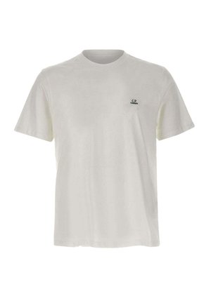 Maglietta bianca a maniche corte con scollo tondo e piccolo logo nero "C.P Company" sul petto a sinistra.