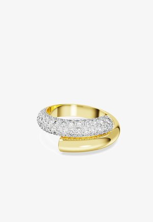 Anillo de oro con un diseño curvado. Una mitad está engastada con cristales transparentes, creando un acento brillante junto a una banda de oro lisa.