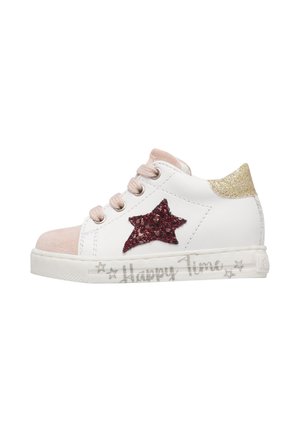Scarpa da ginnastica bianca per bambini con lacci rosa, stella rossa scintillante sul lato, tallone glitter oro e testo "Happy Time" sulla suola.