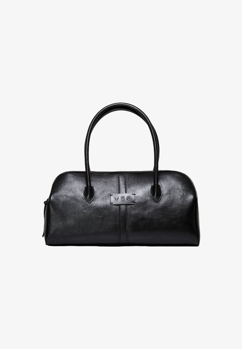 Zwarte leren handtas met twee handvatten en een centraal gestikt label "VSP" aan de voorkant, tegen een witte achtergrond.
